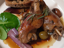 Râble de lapin rôti à la sauge, jus d'ail et caponnata sicilienne