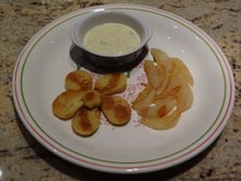 Rondelles de quenelles sauce roquefort et poires