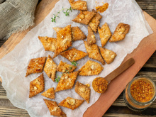 Ce chef vous montre comment transformer votre pain rassis en biscuits apéritif en 15 minutes top chrono !