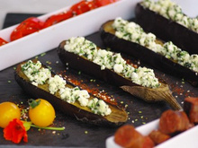 Aubergines grillées à la féta et aux herbes