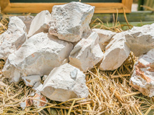 Kaolin : cette argile qui fait fureur auprès des jeunes est-elle dangereuse pour la santé ?