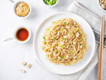 Recette de la flemme : les pâtes à la cacahuète d’Adrien Cachot, parfaites pour les lendemains de soirée