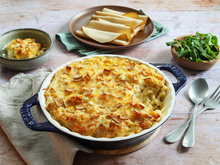 Pour un dimanche soir gourmand en famille, testez notre gratin de coquillettes façon Mac & Cheese aux tranches végés