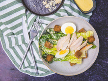 Encore meilleure qu’au bistro, voici les astuces du Chef Damien  pour réaliser  une salade César à la perfection !