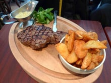 Côte de bœuf grillée à la sauce béarnaise et ses délicates pommes pont neuf fries