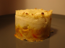 Milles feuilles de pain safrané, saucisses de Strasbourgs et écrasée de pommes de terre