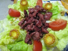 Salade de gésiers et faux cannelés lardons oignons