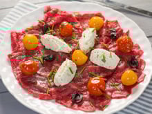 Carpaccio de bœuf, tomates confites, olives noires au Tartare ail et fines herbes