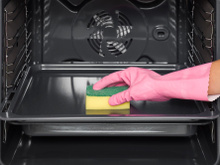 Cette astuce va vous permettre de sauver le lèche-frite de votre four en éliminant les tâches les plus incrustées