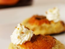 Mini Pizza 'Trésor Gourmand' - Amande, Abricot, Tonka, au cœur de Chocolat Blanc - version épicée ou fleurie !