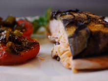 Saumon en écailles d'aubergines