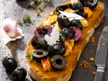 Bruschetta olives, manchego et cerises