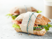 Sandwich jambon, concombre, pickles d’oignon rouge et fromage frais : la recette idéale pour un pique-nique pendant les vacances !