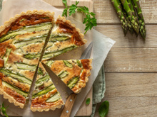 “Un contraste de textures et de saveurs” : Laurent Mariotte livre sa recette de tarte fine aux légumes de printemps