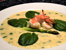 Queues de langoustine sur velouté d'artichaut - épinard