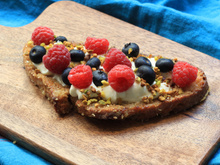 Pain perdu au mascarpone, framboises & pistaches