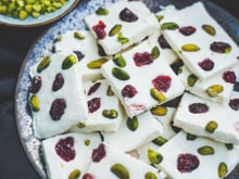 Barres glacées au yaourt, cranberries et pistaches (frozen yogourt bark)