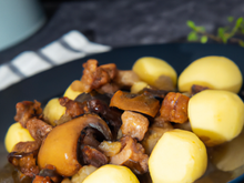 Fricassée de pommes de terre, champignons aux raisins