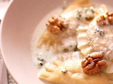 Ravioles fromagères au poulet et aux noix, sauce au Roquefort