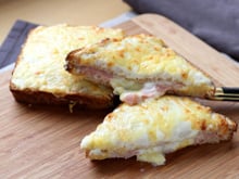 Le croque-monsieur : histoire et recette d’un sandwich très parisien