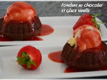 Fondant au chocolat, coulis de fraises et glace vanille
