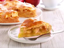 Avec sa pâte croustillante et beurrée, ses pommes fondantes, Laurent Mariotte livre sa recette de la fameuse Apple pie