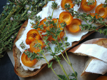 Pain aux abricots secs, thym et chèvre