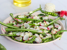 Salade printanière asperges, radis, petits pois et fromage de chèvre