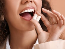 Faut-il s'inquiéter quand on avale un chewing-gum ? Le Dr Jimmy Mohamed démêle le vrai du faux