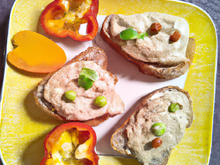 Tartines de mousse de brebis sur lit de poivrons marinés