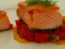 Saumon poché en habit rouge