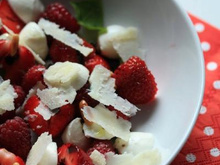 Salade sucrée-salée de fraises, framboises, mozzarella et parmesan
