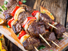 Envie de nouveauté ? Testez ces brochettes bœuf/ fromage à faire au barbecue