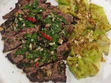 Bavette de bœuf sauce chimichurri et poireaux grillés