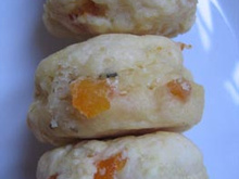 Scones apéritif au crottin de chèvre et aux abricots secs