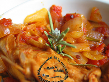 Poulet en cocotte au vin blanc, tomates et oignons aux fines herbes