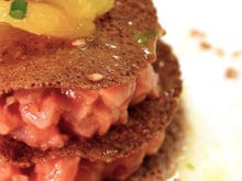 Saumon mariné gingembre et citron vert, galette croustillante, sauce orange.