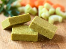 Ne jetez plus vos épluchures de légumes ! Voici comment les transformer en bouillon cube facilement