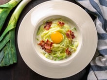 Poirobonara : testez cette version gourmande et légère à base de poireaux qui change des pâtes