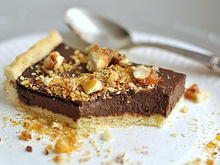 Tarte au chocolat, éclats de caramel aux amandes