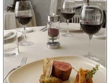 Un filet de veau du pays rôti à l'huile d'olives noires. Caviar d'aubergines et bonbon de ratatouille