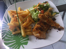 Filet de poulet pané, frites et salade