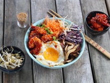 Bibimbap coréen aux crevettes, légumes et champignons