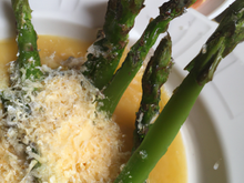 Premières asperges vertes en bouillon, éclats de parmesan