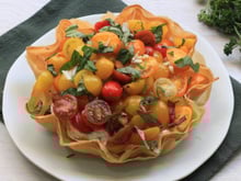 Une recette croustillante et pleine de fraîcheur : la tarte aux tomates crues, fromage frais et feuilles de bricks