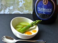 Panna cotta de parmesan aux asperges et au sirop d'orange