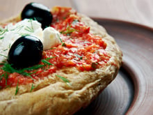 Connaissez-vous le koukouvagia cette incroyable recette grecque à base de pain rassis et de tomates