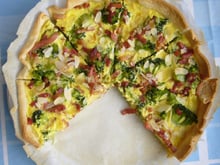 Quiche aux lardons, brocolis et amandes