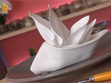 Pliage de serviettes en forme de voilier