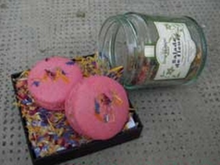 Macarons à la rose et à la salade de fleurs